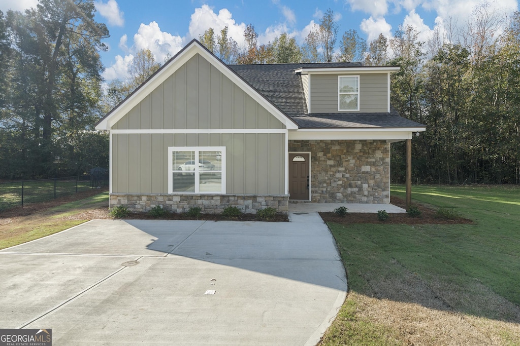 craftsman inspired home featuring a front yard