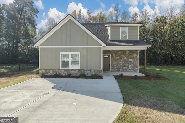 craftsman inspired home featuring a front yard