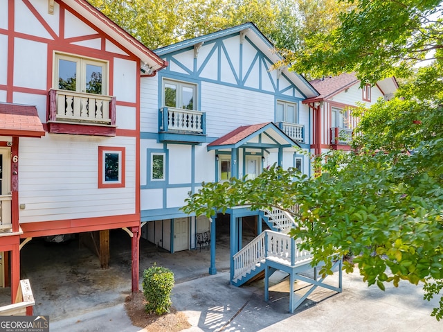 view of front of house with a balcony