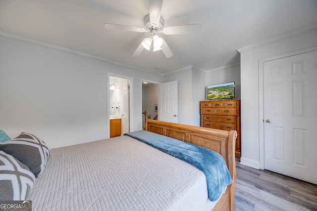 bedroom with ceiling fan, connected bathroom, light wood-type flooring, and ornamental molding