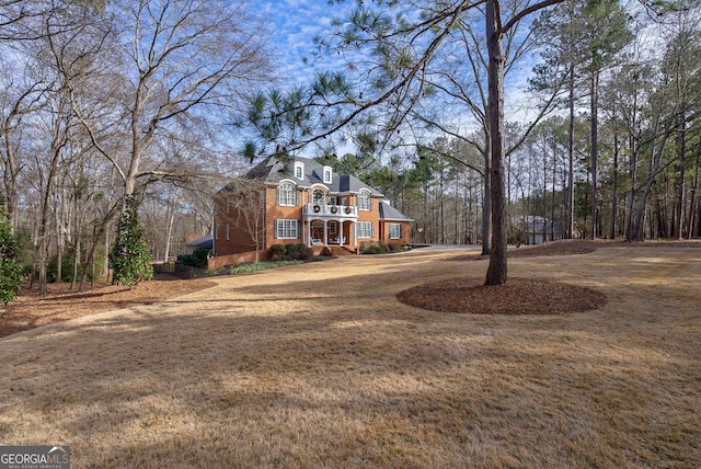 view of front of house featuring a front lawn