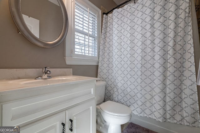 bathroom with a shower with shower curtain, vanity, and toilet