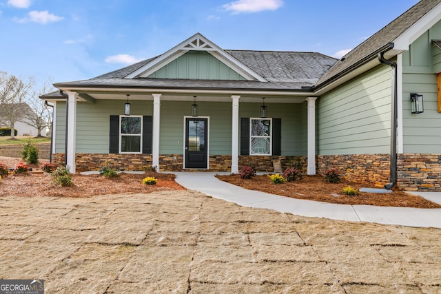 view of front of property featuring covered porch