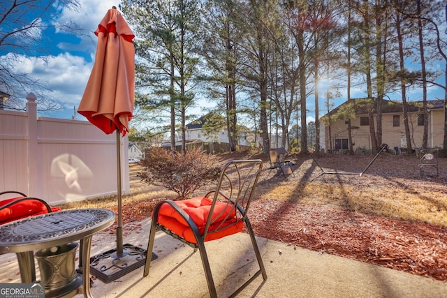 view of yard featuring a patio area