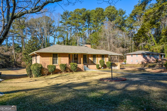 ranch-style house featuring a front yard