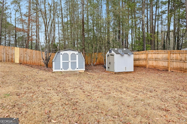 view of yard with a storage unit