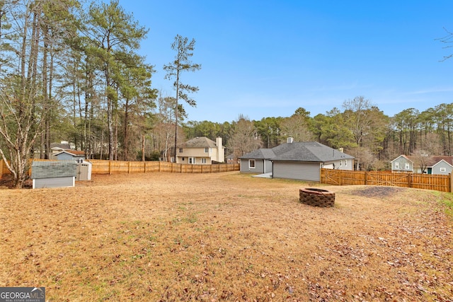 view of yard featuring a fire pit