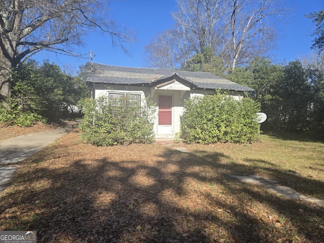 view of front of house featuring a front yard