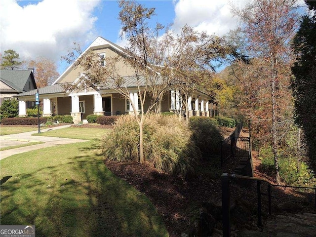 view of front of property featuring a front lawn, fence, and stucco siding