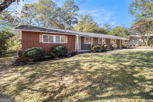 single story home featuring a front lawn