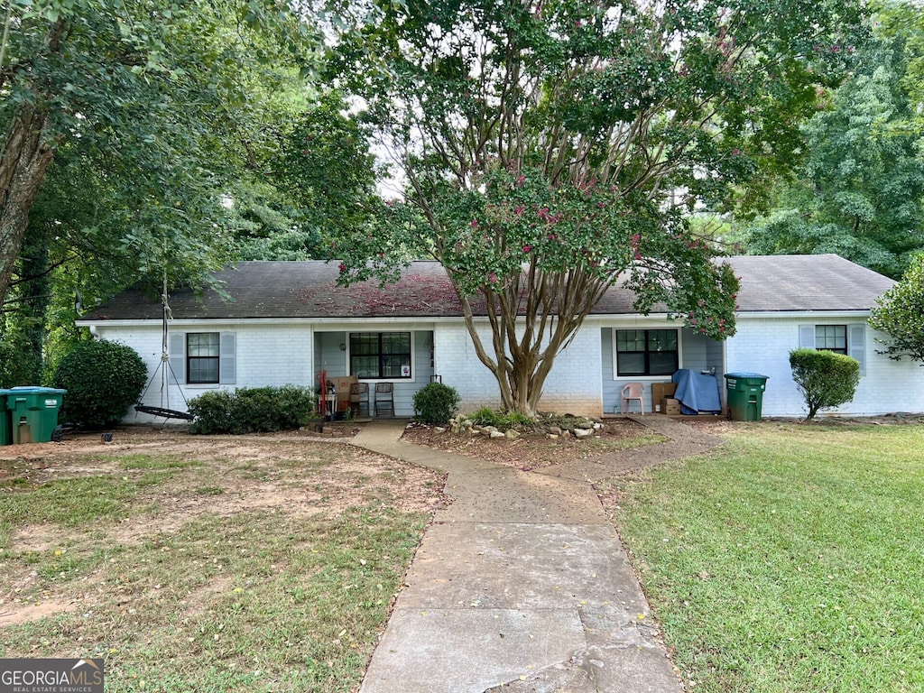 ranch-style house featuring a front yard