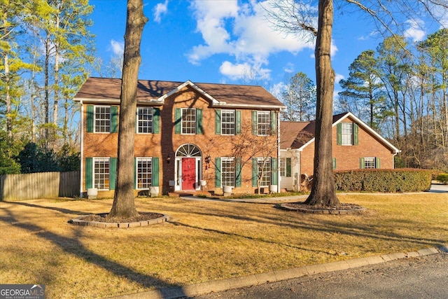 view of front of property featuring a front yard