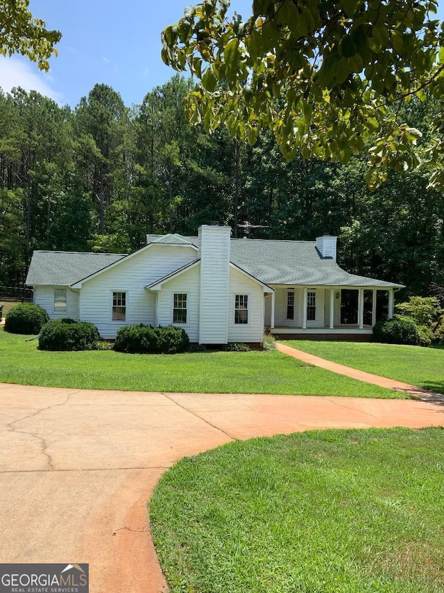 ranch-style house featuring a front yard