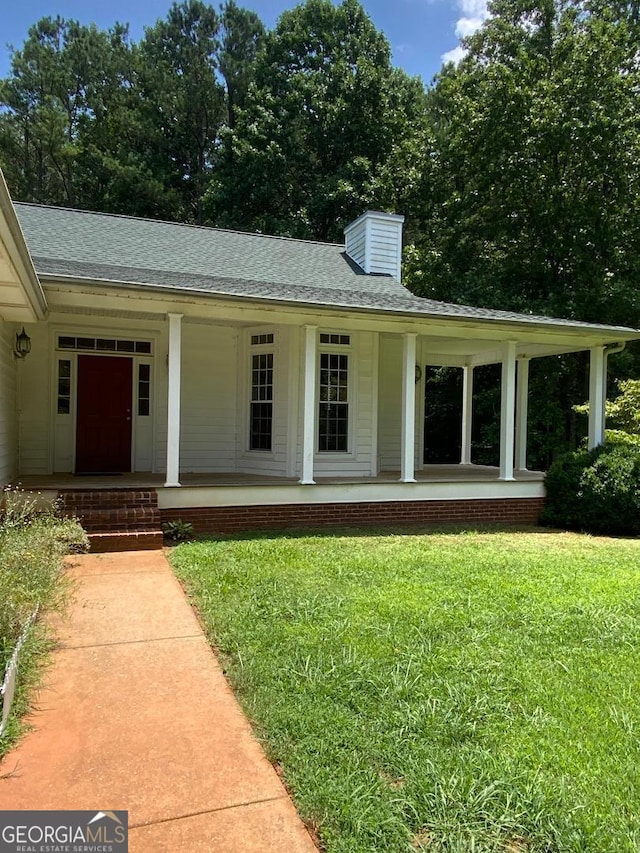 view of front of house featuring covered porch and a front lawn