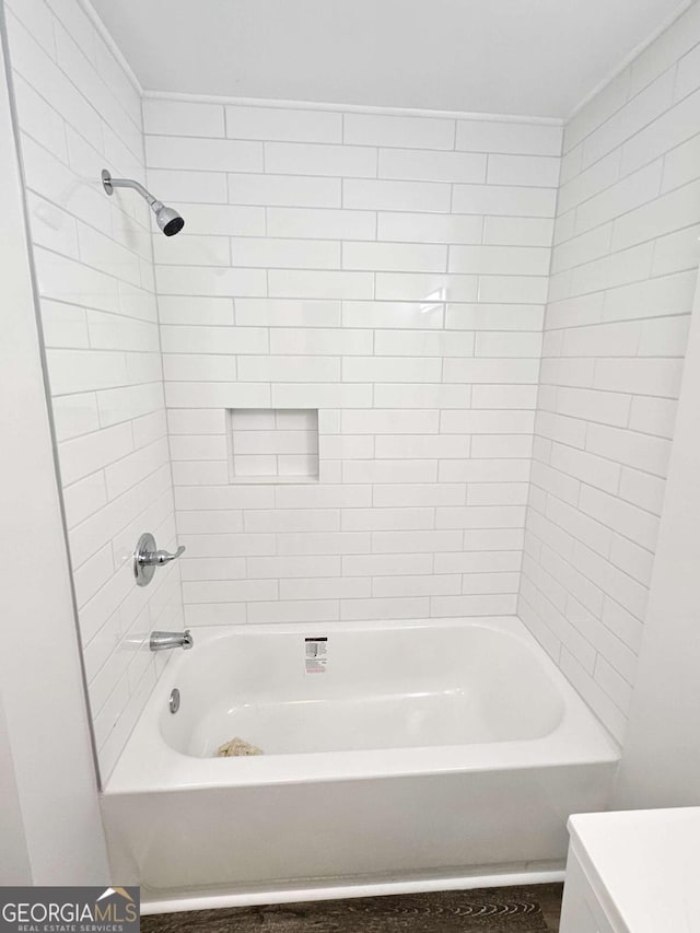 bathroom with tiled shower / bath