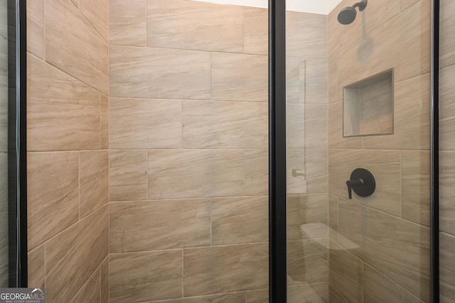 bathroom featuring tiled shower