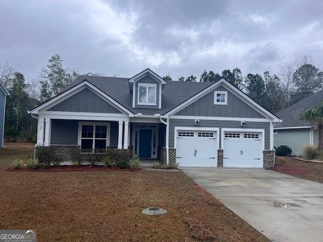 craftsman house featuring a garage