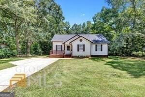 view of front of house with a front lawn