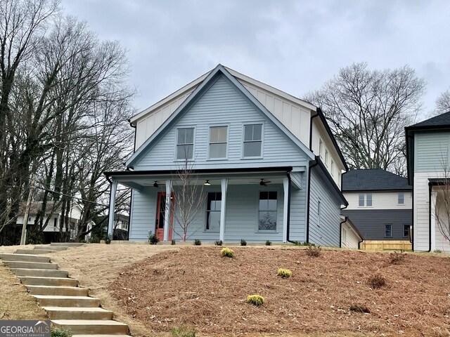 view of front of property featuring a porch and a front lawn