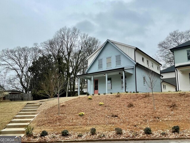 view of front of house featuring a porch and a front yard