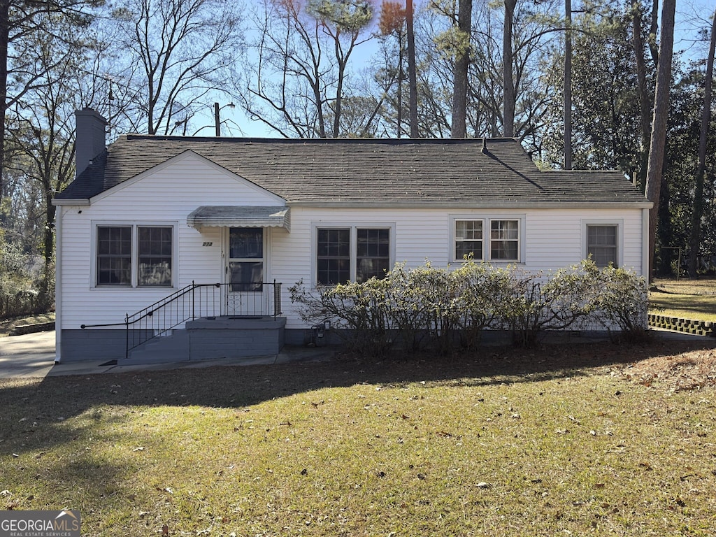 view of front of house featuring a front yard