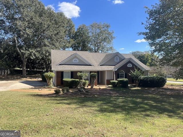 view of front of house featuring a front lawn