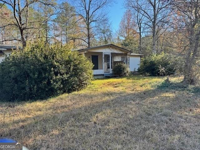 view of front of house with a front yard