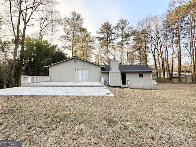 view of front of property with a patio, a front yard, and central AC