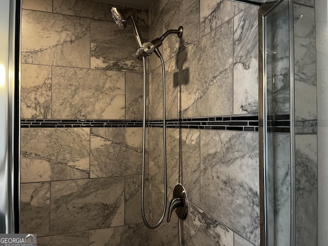 room details featuring a tile shower