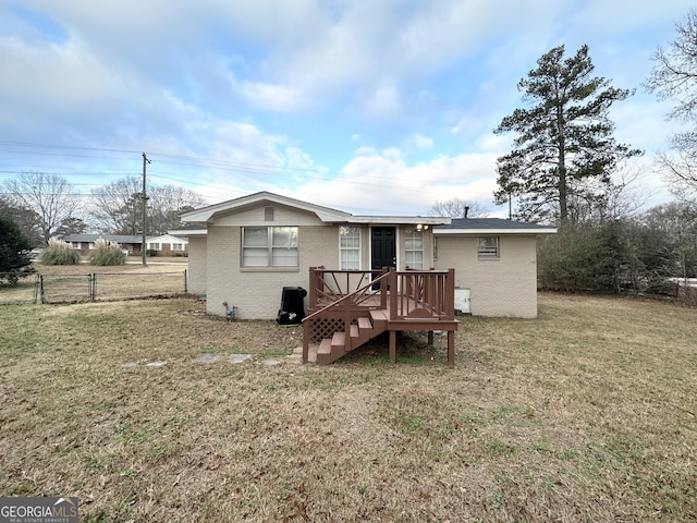 view of front of property featuring a front yard