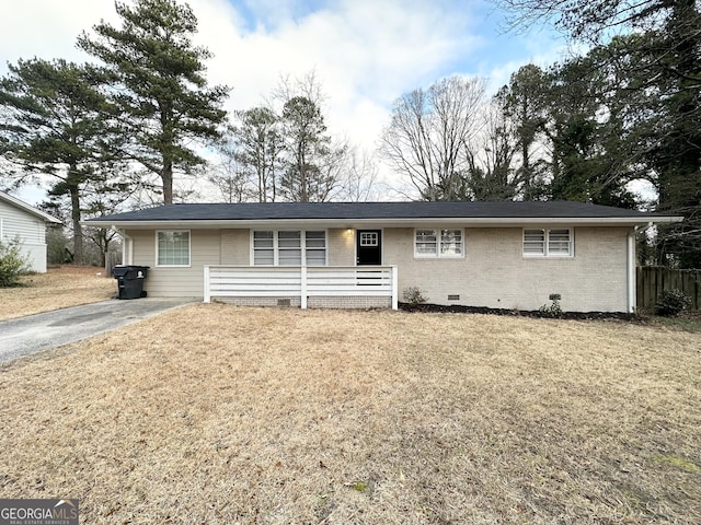 single story home featuring a front yard