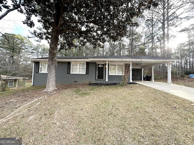 view of front of house with a carport and a front lawn