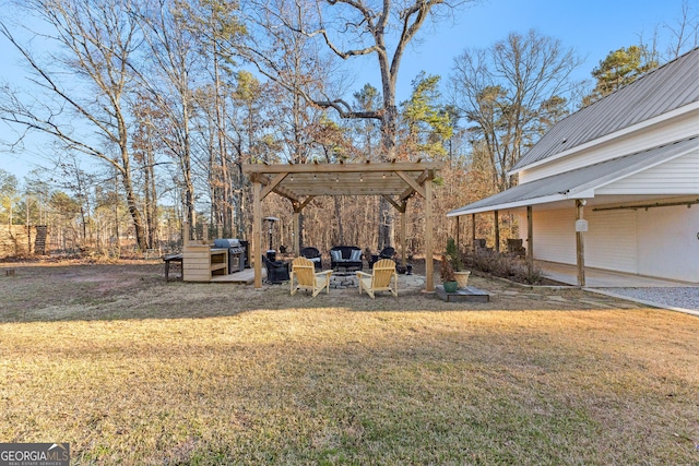 view of yard featuring a pergola