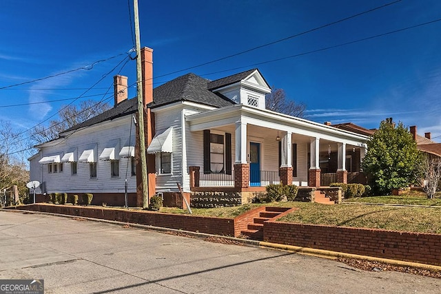 view of front of home featuring a porch and a front yard