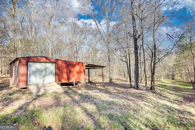 view of outdoor structure featuring an outbuilding and driveway