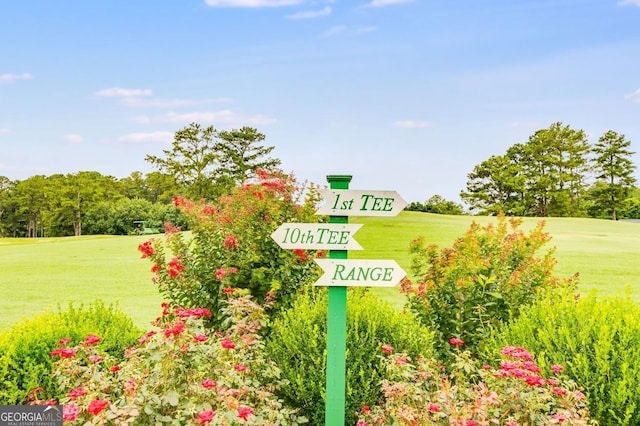 community sign featuring a yard