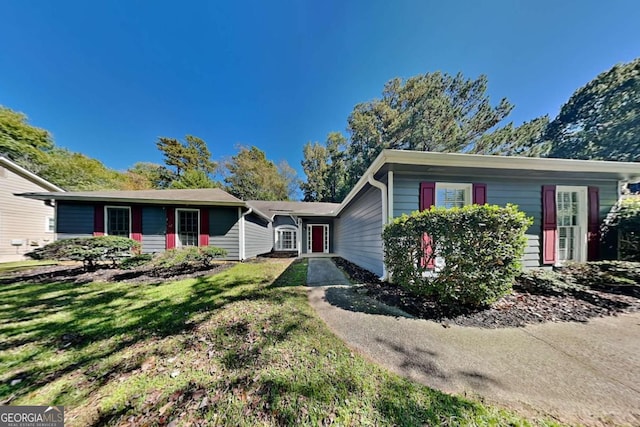 view of front of property featuring a front lawn