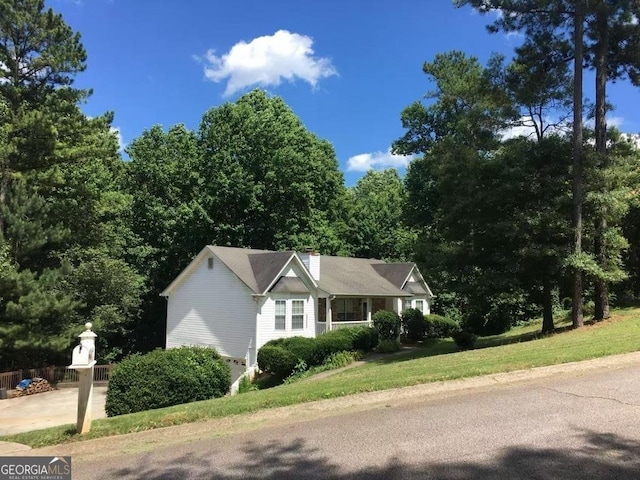 view of front of property with a front lawn