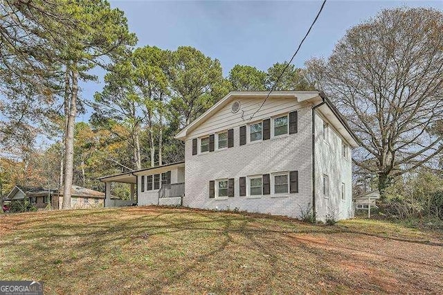 view of front of home with a front lawn