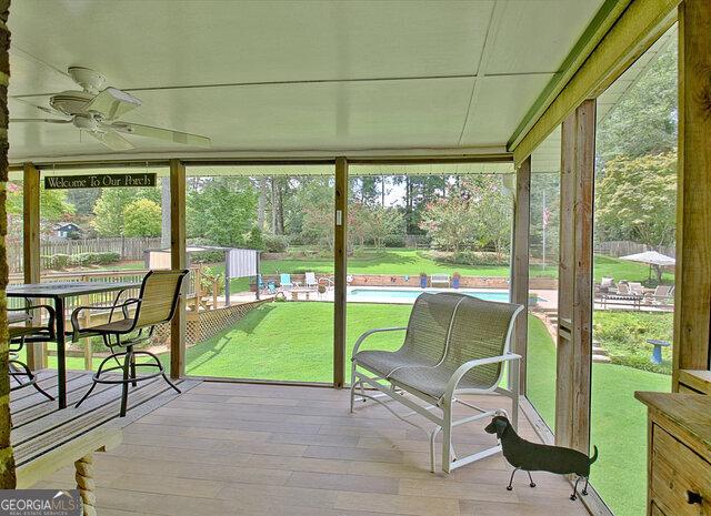 sunroom with ceiling fan