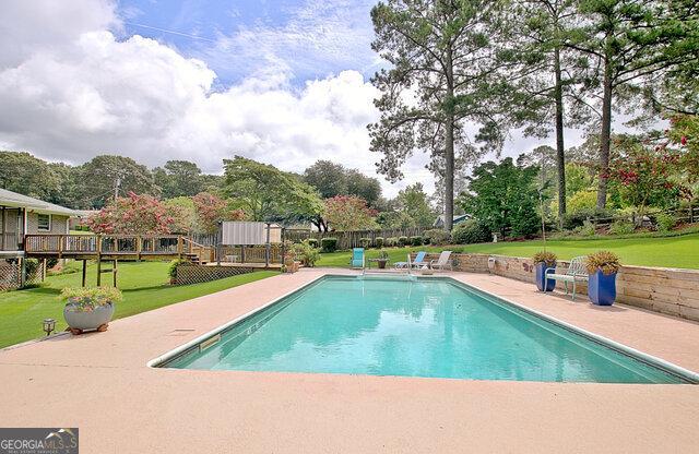 view of swimming pool featuring a yard