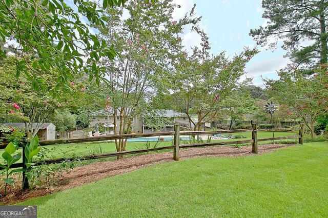 view of property's community featuring a lawn