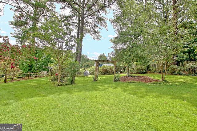 view of yard featuring a pergola