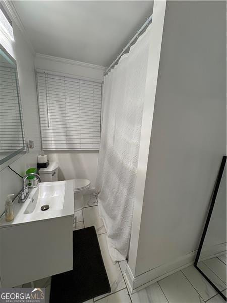 bathroom with vanity, a shower with curtain, crown molding, and toilet