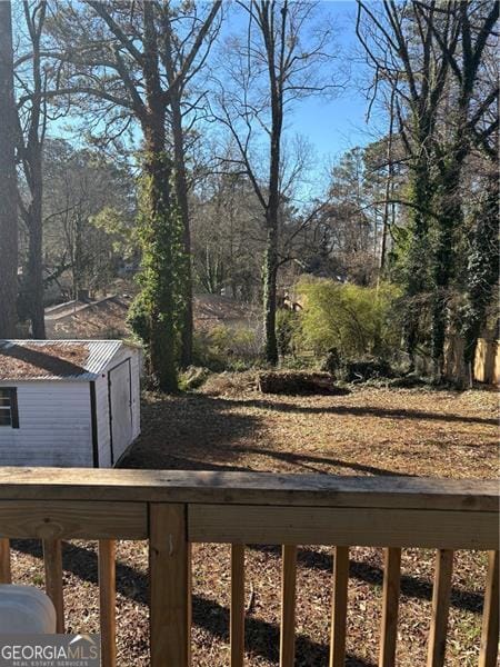 view of yard with an outbuilding