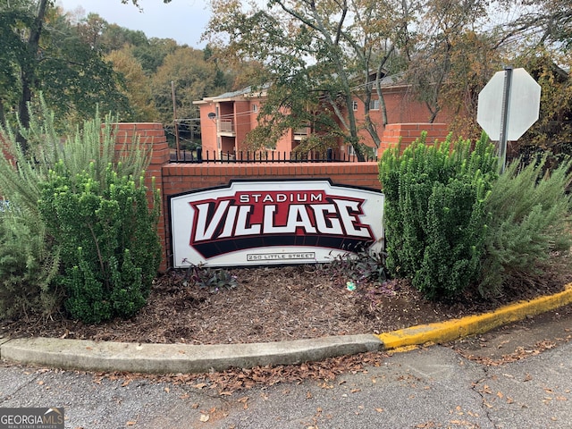 view of community / neighborhood sign