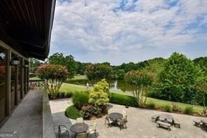 view of yard featuring a patio