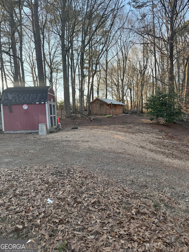 view of yard with a shed