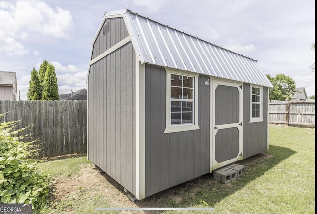 view of outdoor structure featuring a yard