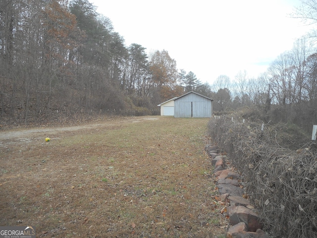 view of yard featuring an outdoor structure